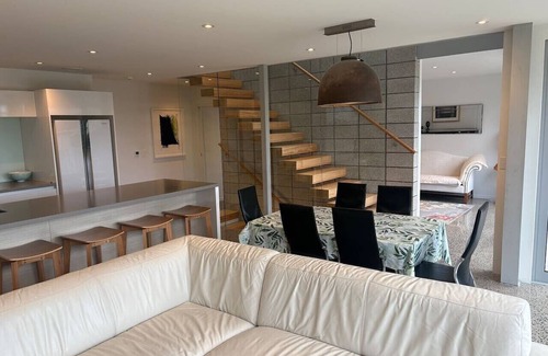 Wellington House | Stunning beachside family retreat
