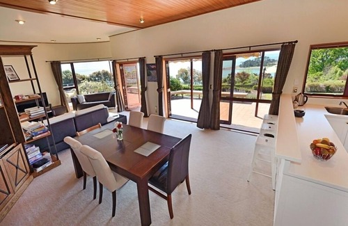 Nelson House | Stunning Cliff-top Retreat with views over Tasman Bay. Close to Beach & City!