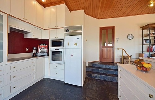 Nelson House | Stunning Cliff-top Retreat with views over Tasman Bay. Close to Beach & City!