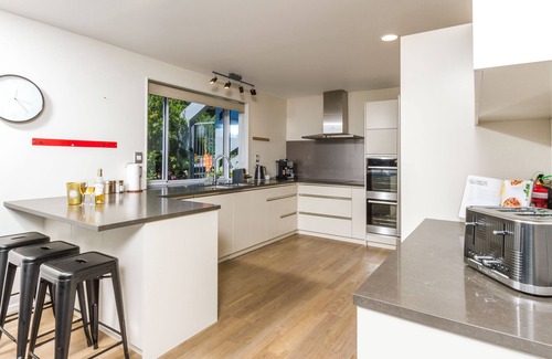 Nelson House | Stunning hill-top location, Sea Views and Spa Pool