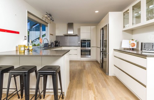 Nelson House | Stunning hill-top location, Sea Views and Spa Pool