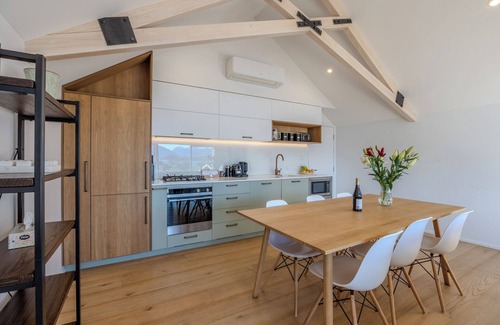 Wanaka Apartment | Stunning Lake View Apartment #2- Sleeps 6, 2 minutes walk to Lake & Town