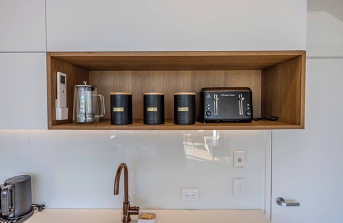 Wanaka Apartment | Stunning Lake View Apartment #2- Sleeps 6, 2 minutes walk to Lake & Town