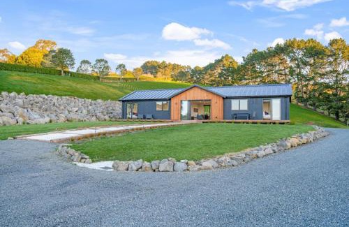 Bombay House | Stunning Modern Hillside Haven near Pukekohe