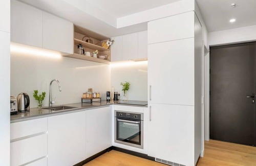 Albert Town House | Stunning Mountain & River View Townhouse
