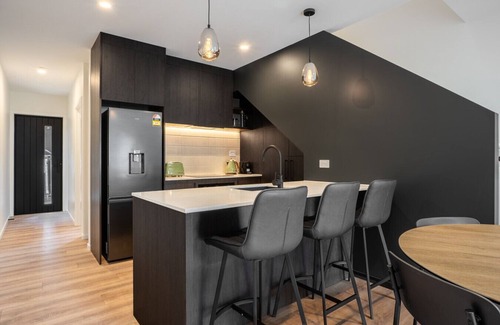 Frankton House | Stunning New Home With Mountain Views & Parking