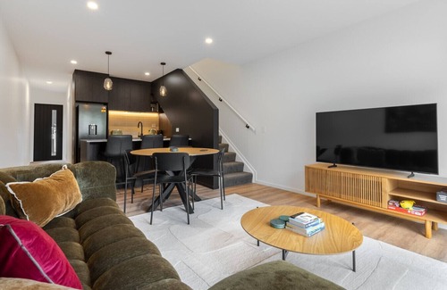 Frankton House | Stunning New Home With Mountain Views & Parking
