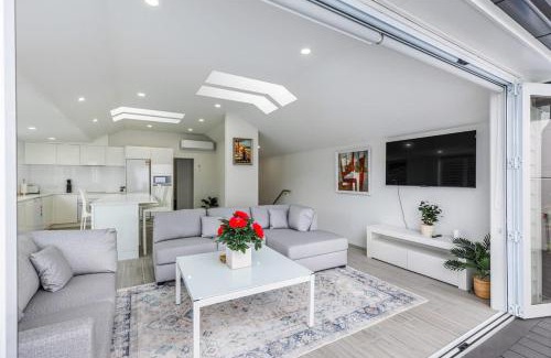 Greenlane - Ellerslie House | Stunning Remuera 3BR with Patio & Parking Zodiak Stays