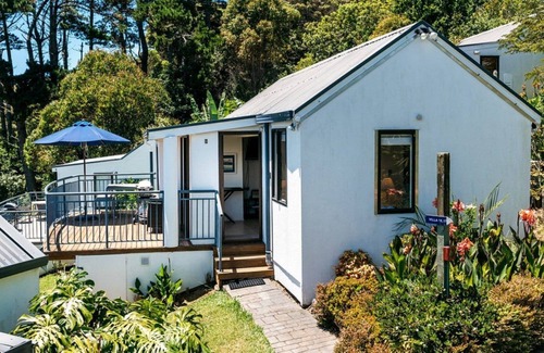 Waiheke Island Villa | STUNNING VIEWS FROM THIS 2 BEDROOM COTTAGE IN PALM BEACH