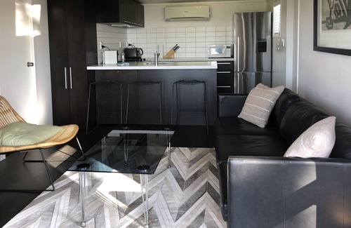 Waiheke Island Villa | STUNNING VIEWS FROM THIS 2 BEDROOM COTTAGE IN PALM BEACH