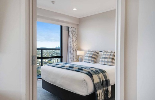 Takapuna Apartment | Stunning Views Kitchen Gym Swimming Pool Car Park