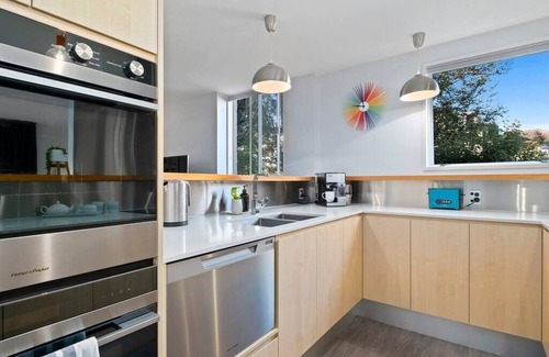 Queenstown City Centre Apartment | Stunning Views with a Fantastic Location!