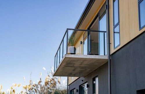 Frankton House | Style & Tranquillity - 3 Bedroom House