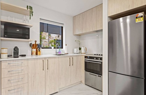 Te Atatu Peninsula Apartment | Stylish 1BR Apartment on Fathom Place