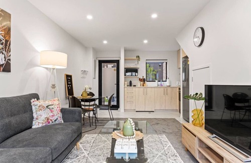 Te Atatu Peninsula Apartment | Stylish 1BR Apartment on Fathom Place