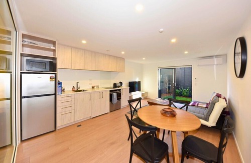 Christchurch City Centre Villa | Stylish 1BR Stay on Moorhouse Avenue