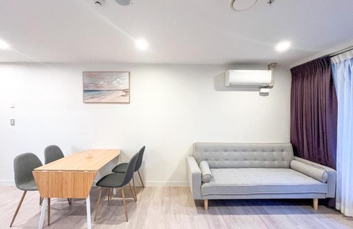 Auckland Central Business District Apartment | Stylish 2BR City Retreat with Cityscape Views, Pool & Gym V74