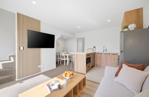 Linwood House | Stylish 3BR Ensuite, CBD, Car Park, Stadium Nearby
