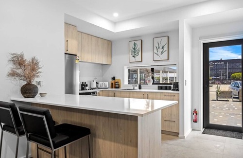 Christchurch City Centre Villa | Stylish 4BR Townhouse · 4 Baths · Free Parking