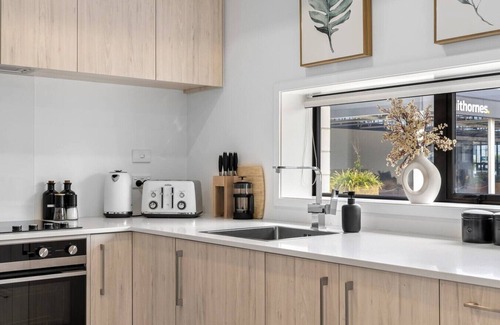 Christchurch City Centre Villa | Stylish 4BR Townhouse · 4 Baths · Free Parking