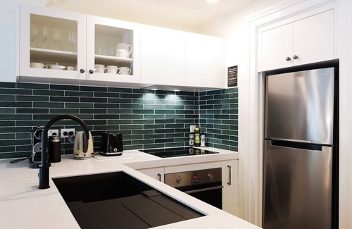 Wellington Apartment | STYLISH CITY APARTMENT Fireplace & Free Parking
