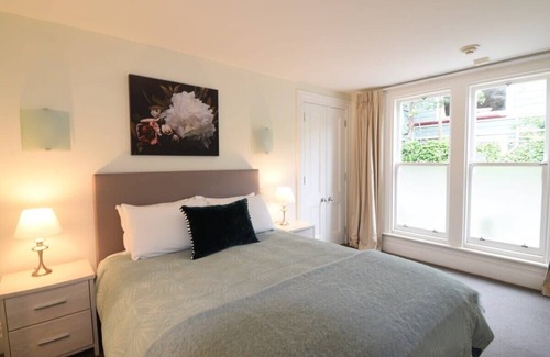 Wellington Apartment | STYLISH CITY APARTMENT Fireplace & Free Parking