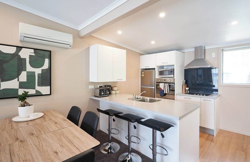 Dunedin City Centre Apartment | Stylish City Pad – Luxe, Comfy, Central