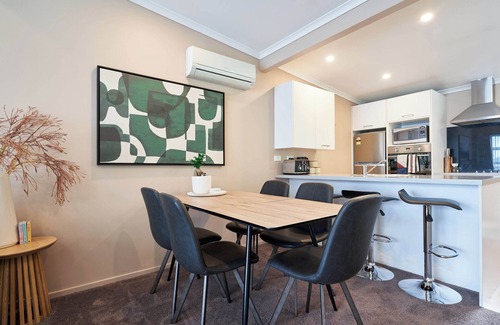 Dunedin City Centre Apartment | Stylish City Pad – Luxe, Comfy, Central