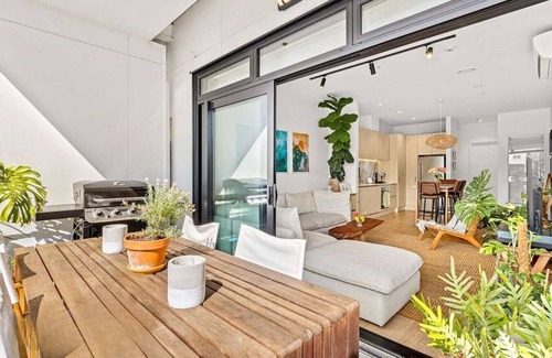 Eden Terrace Apartment | Stylish city retreat, coffee machine, balcony and city views and free carpark!