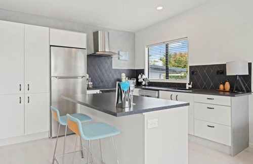 Torbay House | Stylish Coastal Home, Panoramic Views & Balcony