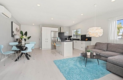 Torbay House | Stylish Coastal Home, Panoramic Views & Balcony