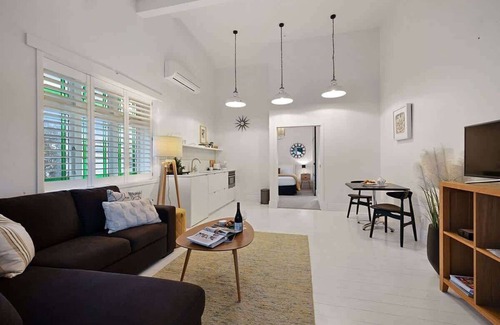 Rewa Apartment | Stylish One-Bedroom Retreat in New Plymouth