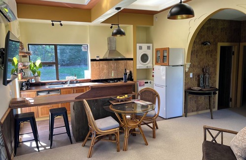 Otaki House | Stylish Retreat - Great for longer stays! Peaceful and private.