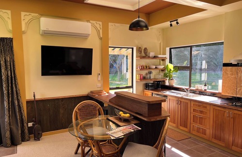 Otaki House | Stylish Retreat - Great for longer stays! Peaceful and private.