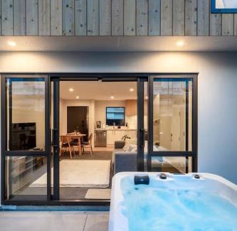 Spreydon Apartment | Stylish Townhouse with Hot Tub