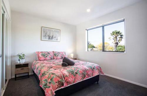Spreydon Apartment | Stylish Townhouse with Hot Tub