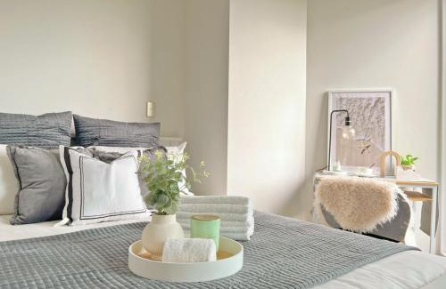 Auckland Central Business District Apartment | Stylish two-bedroom apartment in the city center