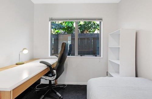 Auckland House | Sun Drenched Comfort close to City Center - 4BR 2BA