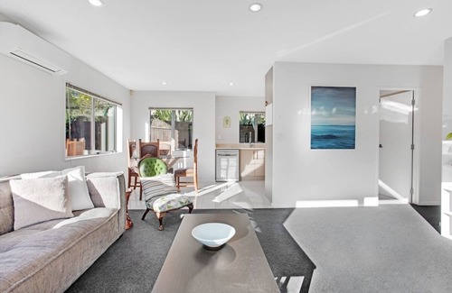 Auckland House | Sun Drenched Comfort close to City Center - 4BR 2BA