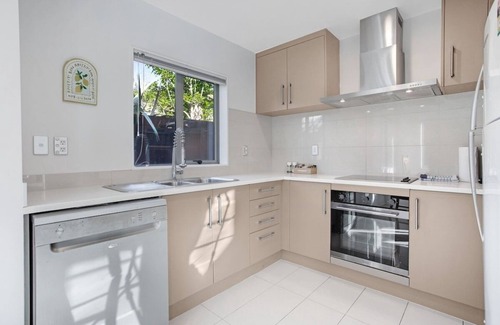 Auckland House | Sun Drenched Comfort close to City Center - 4BR 2BA