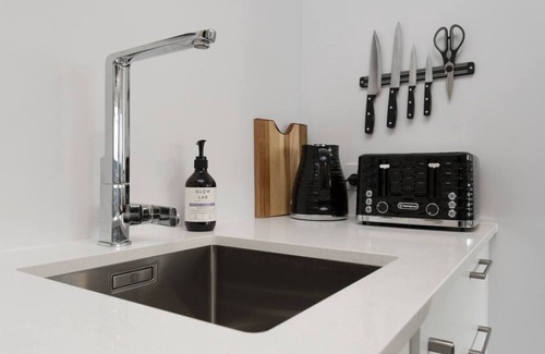 Riccarton Apartment | Sun Filled Living Hagley Park Hospital 2BR 2BA