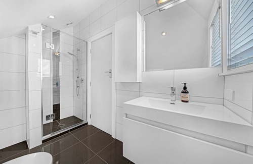 Narrow Neck Villa | Sun-Filled Narrow Neck Retreat