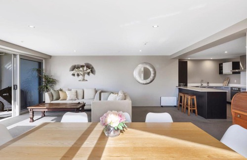 Mount Maunganui Apartment | Sun filled & Spacious with Ocean Views & beach