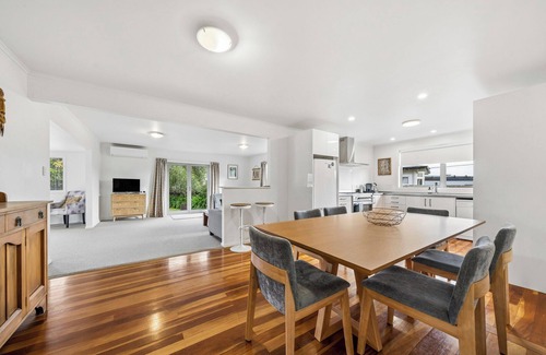 Martinborough House | Sundown on Cologne - Martinborough Holiday Home
