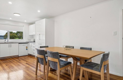 Martinborough House | Sundown on Cologne - Martinborough Holiday Home