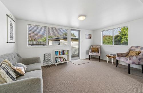 Martinborough House | Sundown on Cologne - Martinborough Holiday Home
