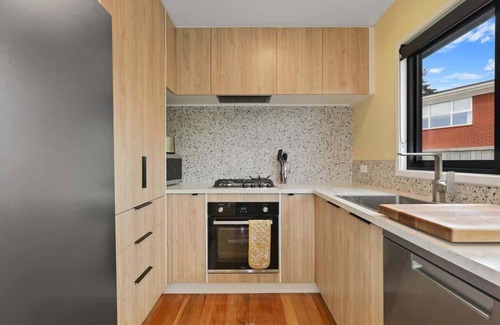 Springfield House | Sundrenched 70's - Spa Pool + Sleep-out, Sleeps 11