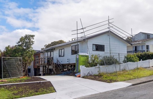 Glen Eden House | Sunny 3BDR Family Retreat in Leafy Glen Eden
