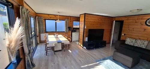 Glen Eden House | Sunny 3BDR Family Retreat in Leafy Glen Eden