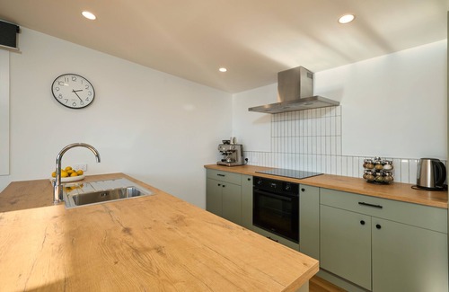 Kaikoura House | Sunny Balcony | Mountain Views | Relaxed - KK04313